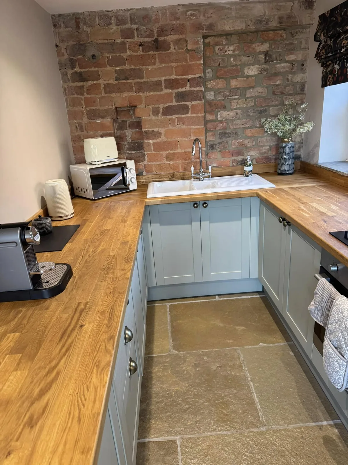 A deep-cleaned kitchen with exposed brick in Richmond